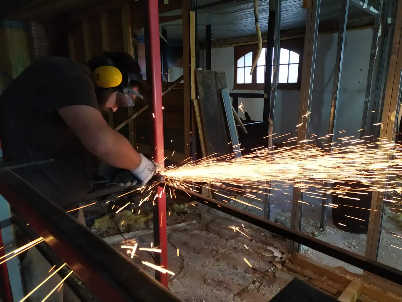 Découpe de métal à la meuleuse dans l'atelier