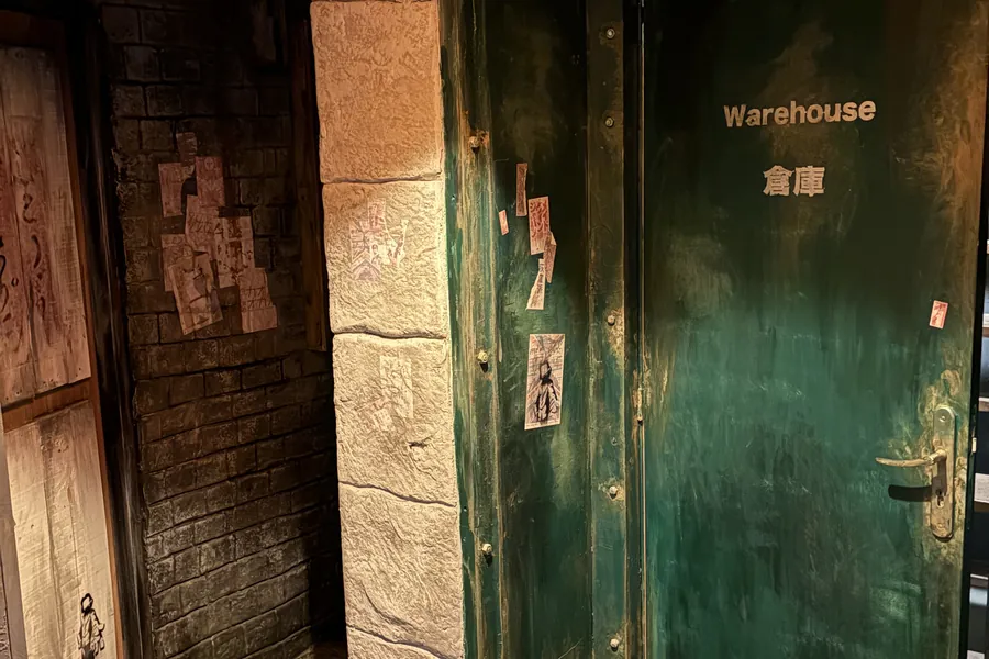 Porte métallique oxydée, patinée à la main