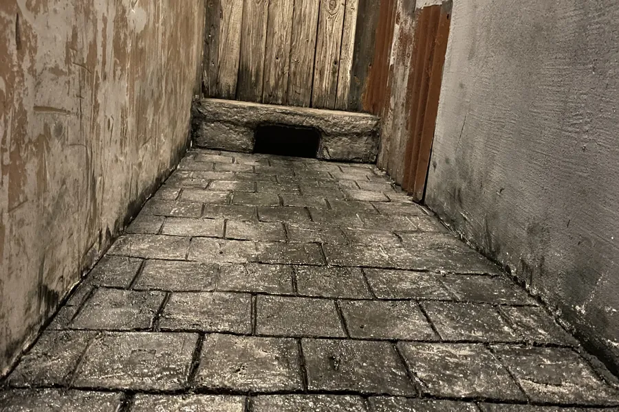Ruelle vieillie : murs patinés et sol pavé