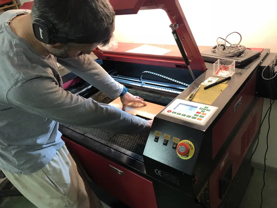 Découpe laser d'une pièce de décor en atelier