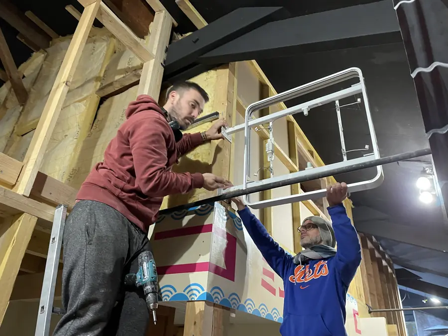 Pose et fixation d'éléments de décor sur site