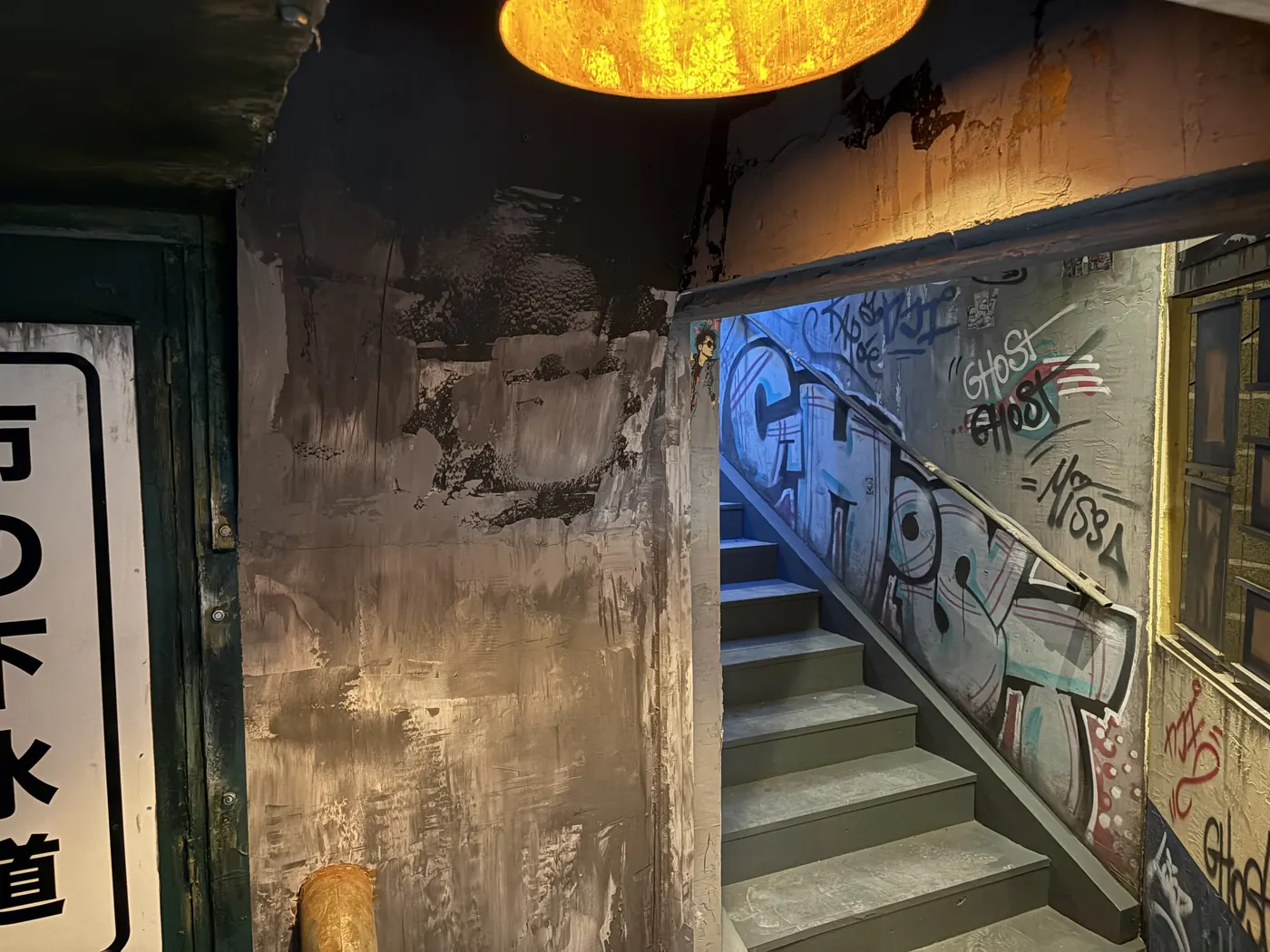 Escalier urbain patiné aux murs graffés