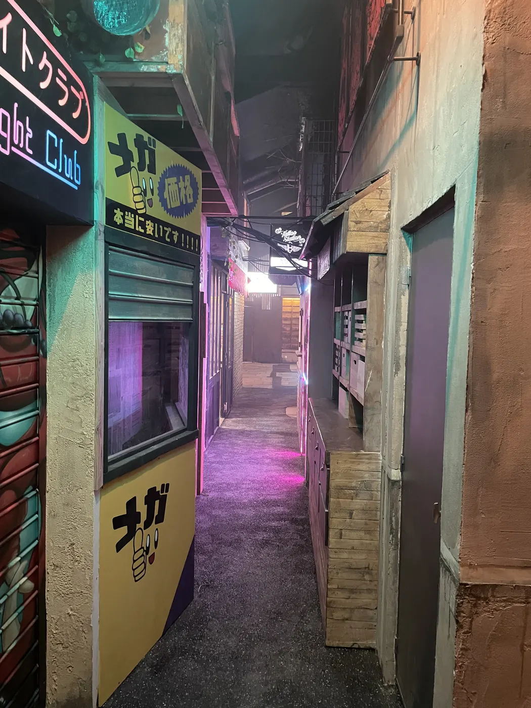 Ruelle aux néons — Enigma City